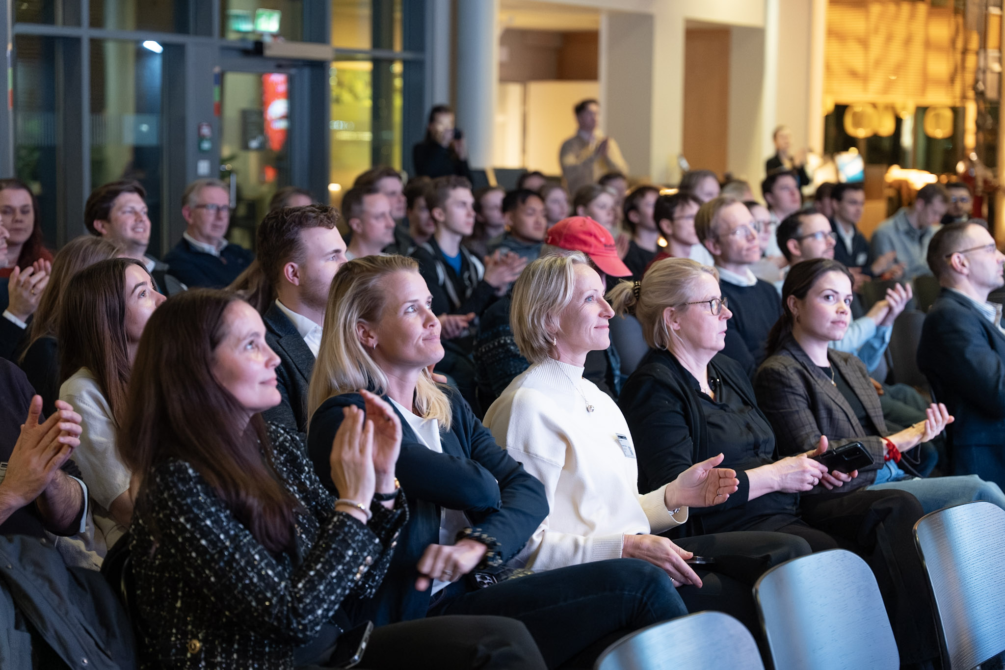 Publikum som applauderer under arrangement på Start Bergen